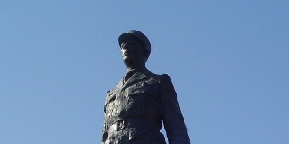 Памятник Шарлю де Голлю