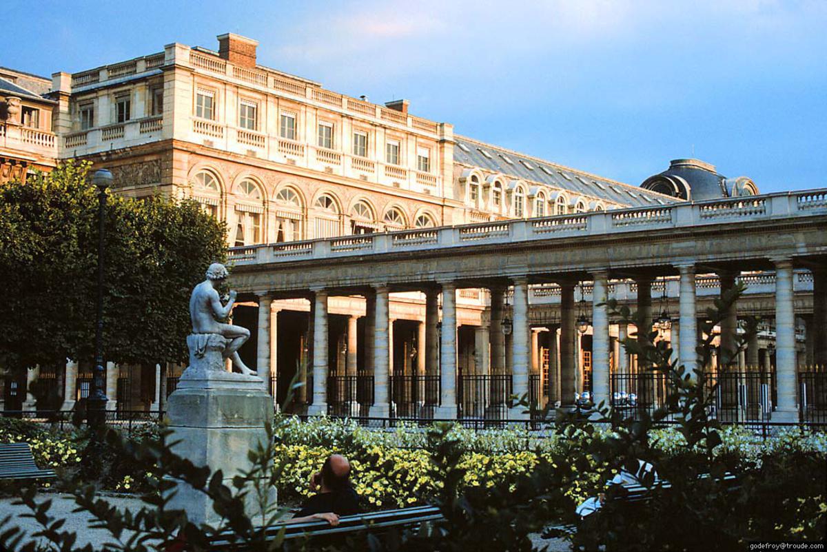 Palais royal. Дворец кардинала Ришелье в Париже. Дворец Пале-рояль (Королевский дворец). Дворец Ришелье Пале-рояль. Сад Пале рояль в Париже.