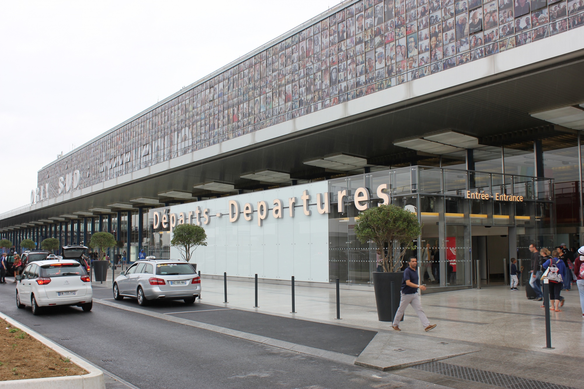 Parking paris. Orly аэропорт. Париж-Орли. Аэропорт Орли фото. Музей Орли в Париже.