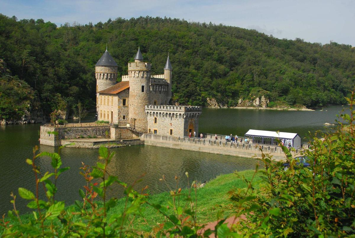 La castle. Ла-Рош (замок, Франция). Замок ла Рош Гиффар. Шато де ла Рош. Замок ля Рош Курбон Франция.