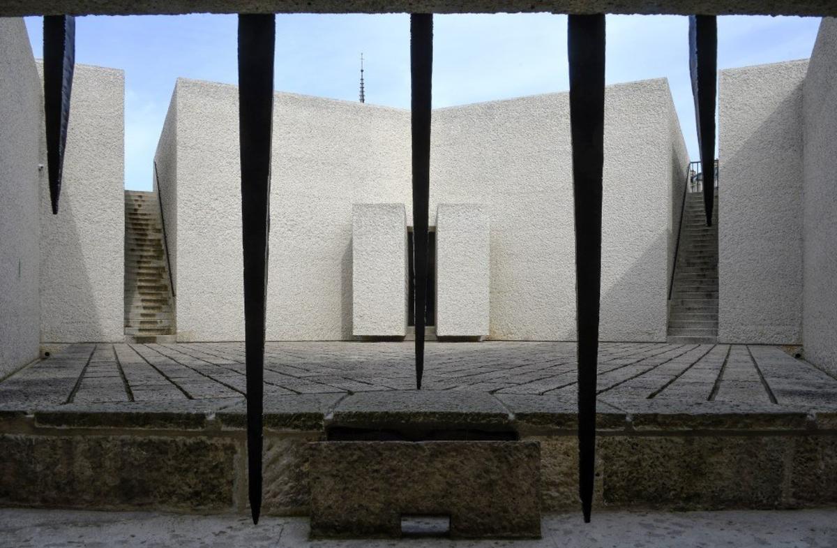 Пенгюссон мемориал жертвам депортации. Памятник жертвам депортации евпатория. Мемориал жертвам депортации. Мемориал жертвам депортации 1944 года грозный. Мемориал депортированным евреям франция.