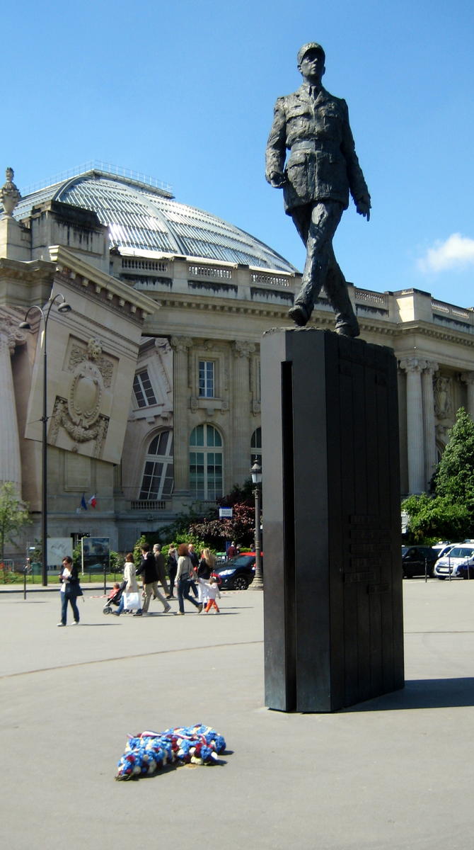 памятник на площади де голля
