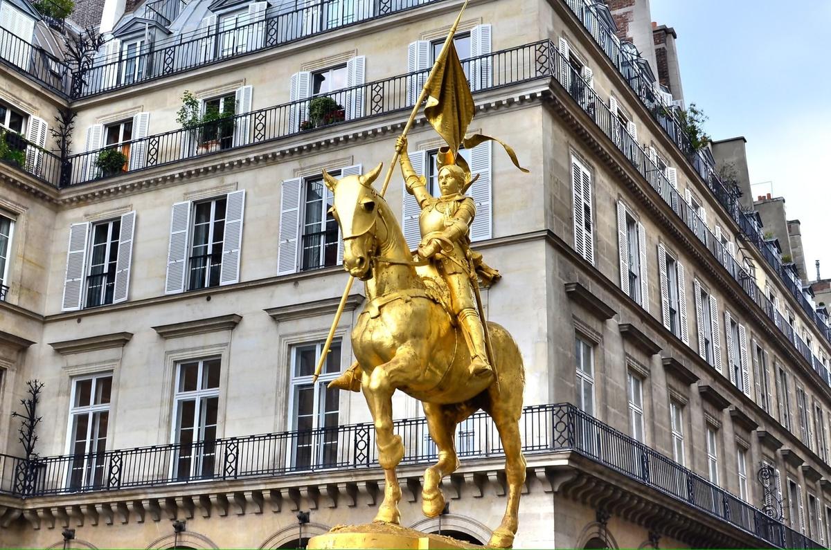 Golden paris. Памятники Жанне дарк во Франции. Памятник Жанне дарк в Париже. Памятники Жанне д АРК во Франции.