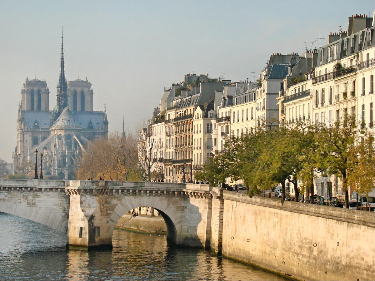 Набережная реки сена в париже