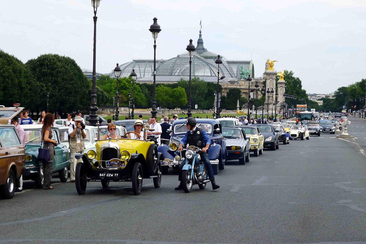 Парад ретро-автомобилей La Traverse de Paris