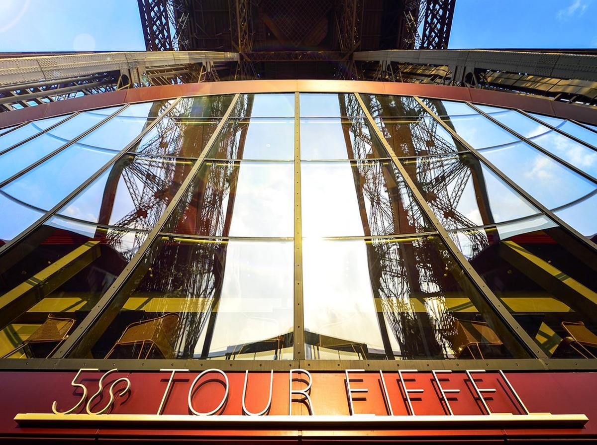 Vip tower. Ресторан 58 Tour Eiffel фото. Ресторан в Эйфелевой башне снаружи. Круиз вип Эйфель тур. Внутри Ейфил.