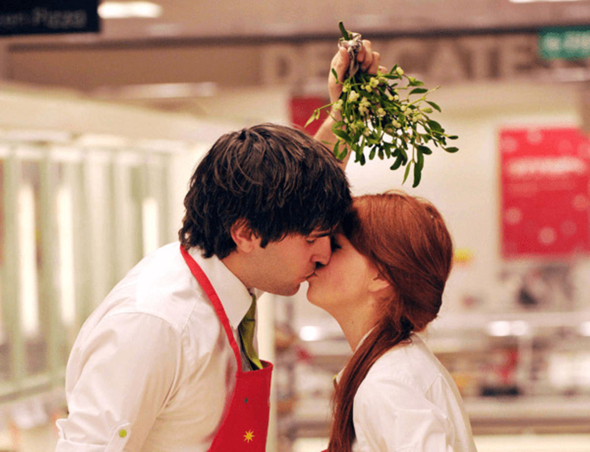 Бразильский поцелуй. Омела Рождественская поцелуй. Омела Рождественская традиция поцелуй. Омела поцелуй под омелой. Франция поцелуй под омелой.