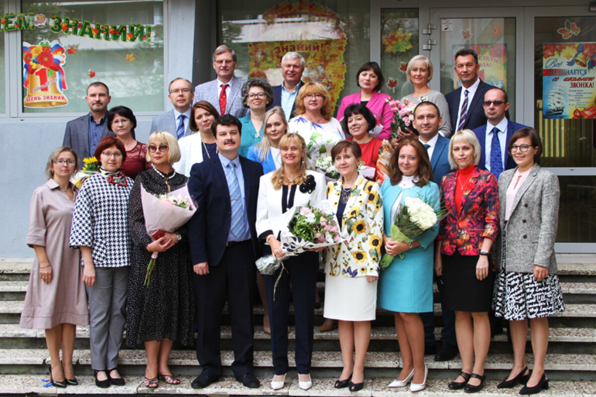 С какого года существует школа. Школа при посольстве РФ во Франции. Русская школа при посольстве. Школа в посольстве Франции. Российская школа в Франции.